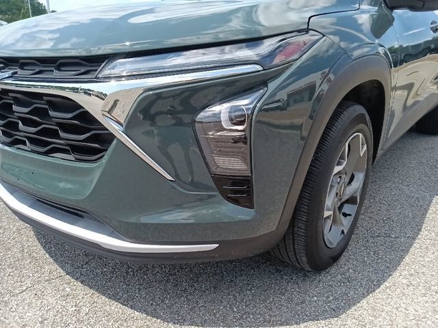 Used 2025 Chevrolet Trax LT FWD image 9
