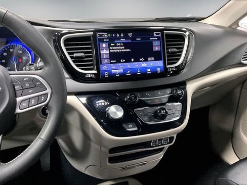 Used 2024 Chrysler Pacifica Touring-L FWD image 10