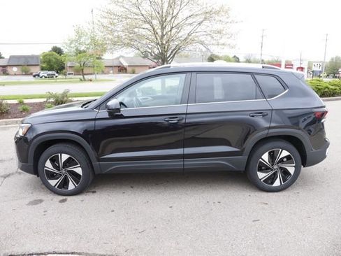 Used 2025 Volkswagen Taos SE w/ Panoramic Sunroof Package AWD/4WD image 6