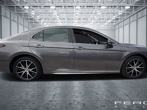 Used 2023 Toyota Camry SE image 6