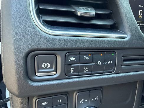 Used 2022 GMC Yukon XL AT4 AWD/4WD image 30