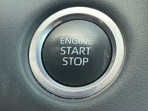 Used 2024 Toyota Highlander XLE FWD image 19