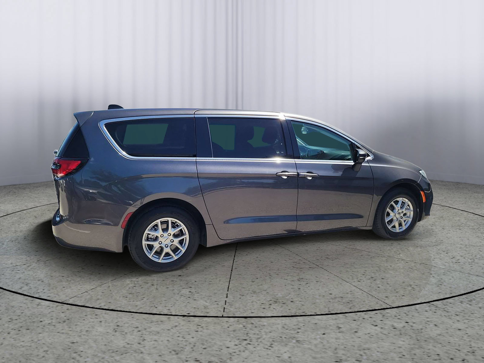 Used 2023 Chrysler Pacifica Touring-L FWD image 2