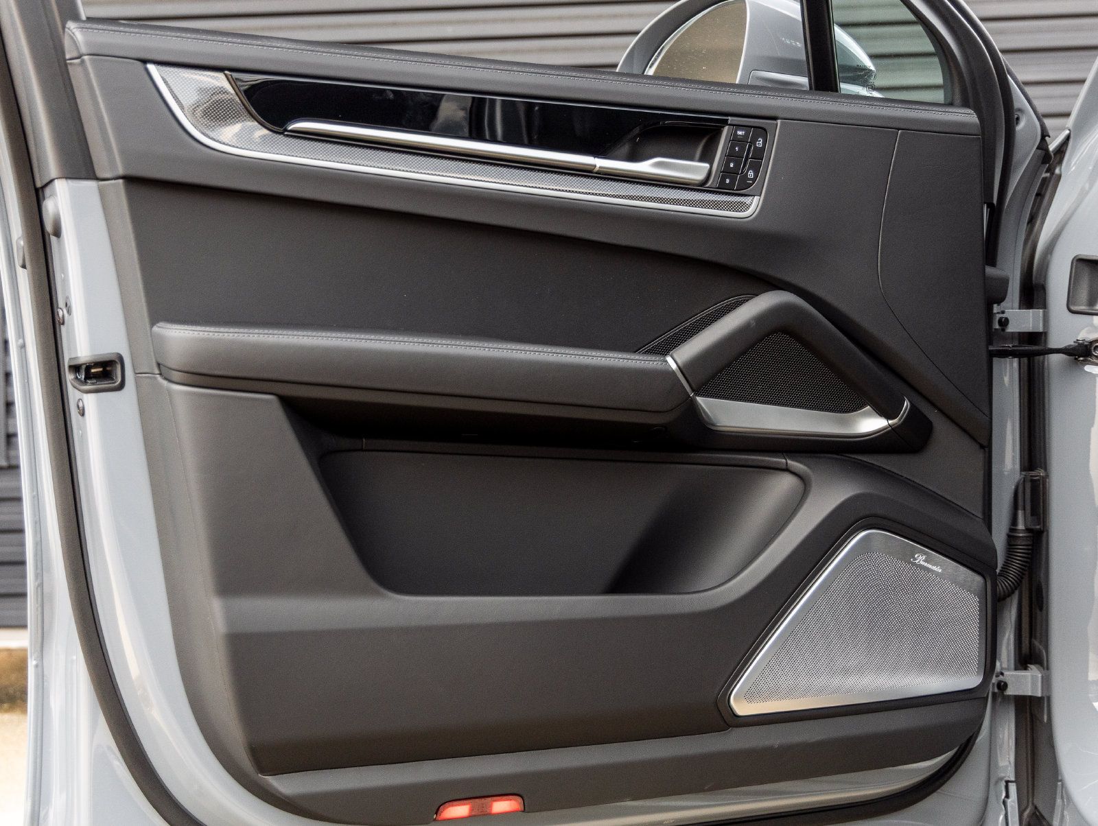 Certified 2025 Porsche Cayenne Turbo AWD/4WD image 19