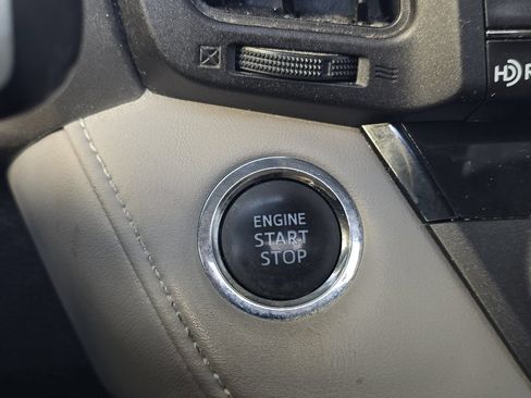 Used 2018 Toyota RAV4 XLE AWD/4WD image 19