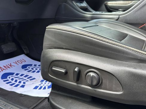 Used 2023 GMC Acadia Denali image 11