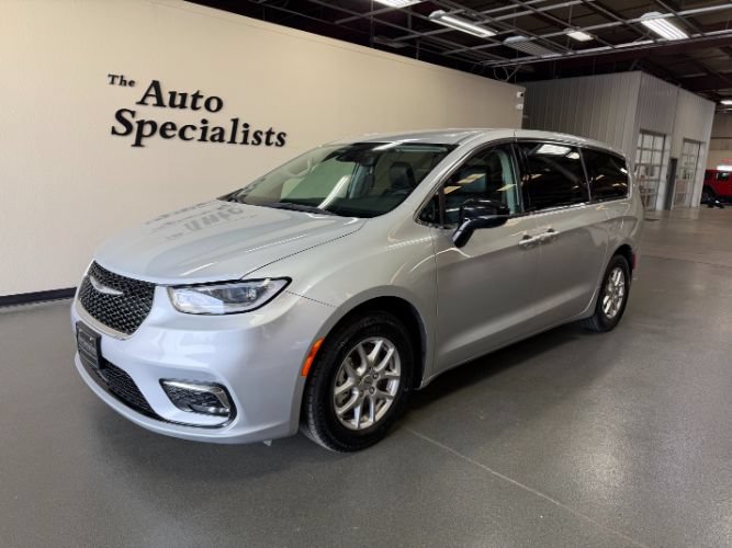 Used 2024 Chrysler Pacifica Touring-L FWD image 1