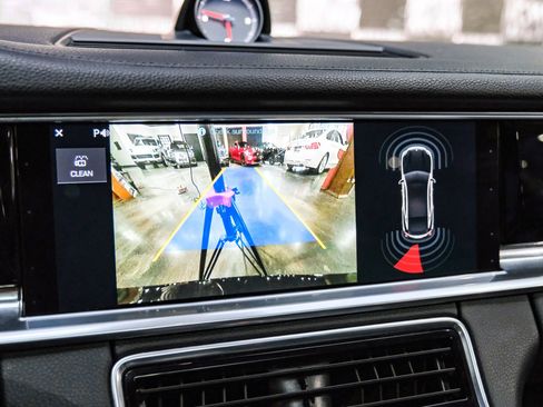 Used 2018 Porsche Panamera 4 image 21