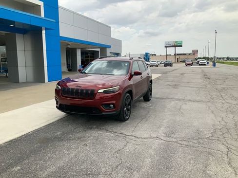Used 2020 Jeep Cherokee Latitude Plus AWD/4WD image 2
