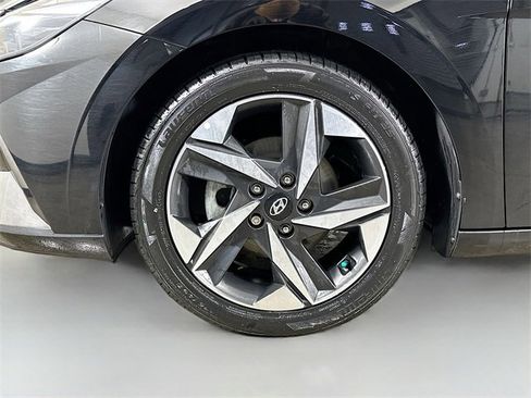 Used 2022 Hyundai Elantra Limited image 12