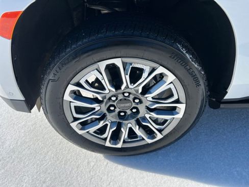 Used 2024 GMC Yukon XL Denali Ultimate AWD/4WD image 10
