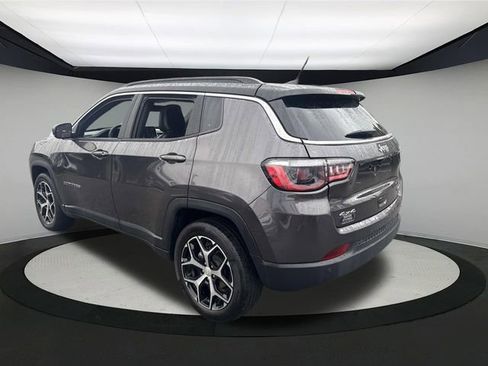 Used 2024 Jeep Compass Limited image 11