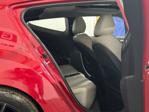 Used 2013 Hyundai Veloster w/ Style Pkg image 10