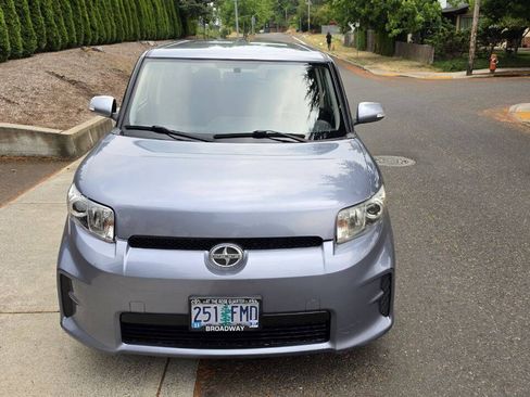 Used 2012 Scion xB FWD image 2