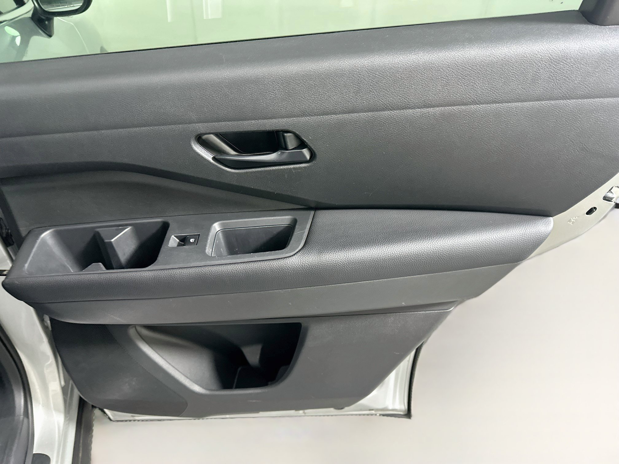 Used 2025 Nissan Pathfinder SV FWD image 30