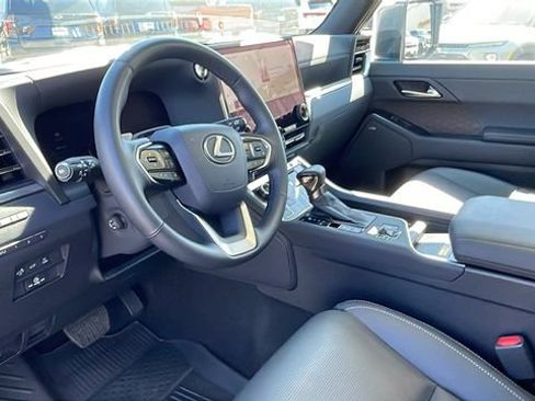 Used 2025 Lexus GX 550 w/ Accessory Package (31) AWD/4WD image 10