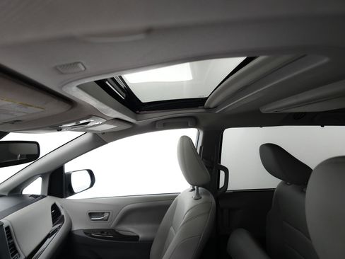 Used 2020 Toyota Sienna XLE Premium FWD image 7