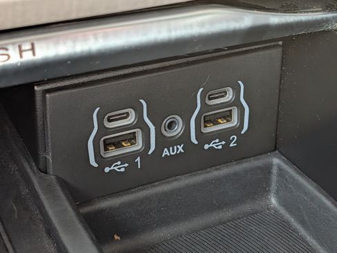 Used 2023 Chrysler Pacifica Limited FWD image 28