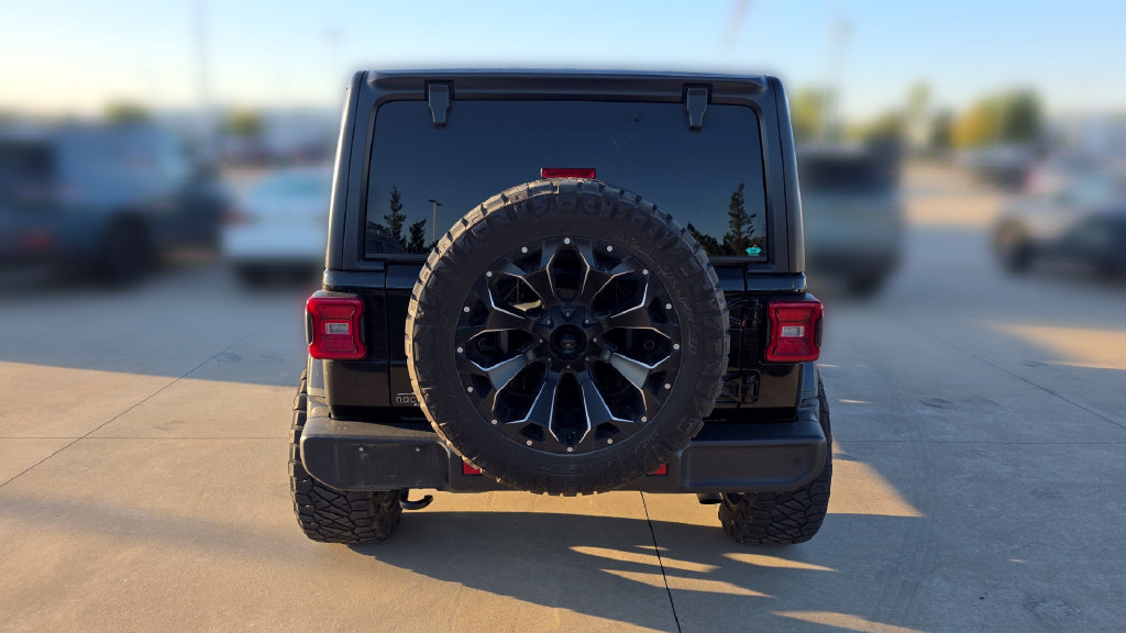 Used 2018 Jeep Wrangler Unlimited Sahara w/ Uconnect 4C Nav & Sound Group AWD/4WD image 4