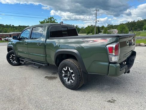Used 2022 Toyota Tacoma TRD Off-Road w/ TRD Premium Off Road Package AWD/4WD image 3