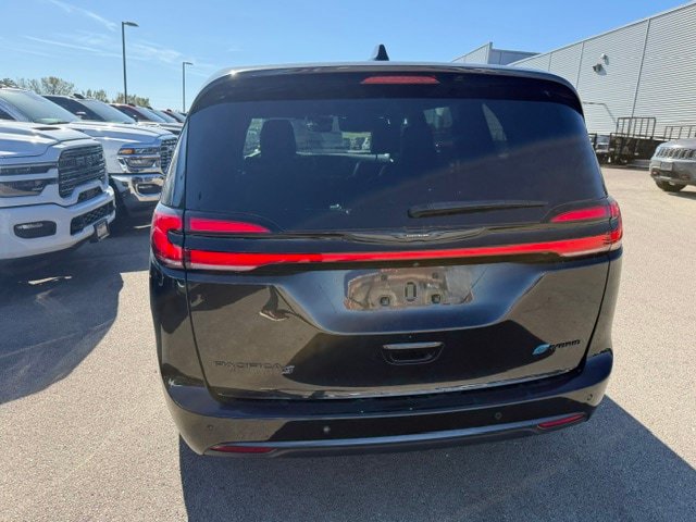 Used 2023 Chrysler Pacifica Touring-L w/ S Appearance Package FWD image 9