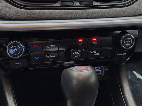 Used 2024 Jeep Compass Latitude image 10