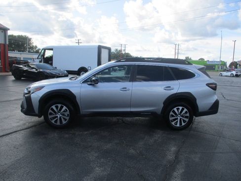 Used 2025 Subaru Outback Premium AWD/4WD image 2