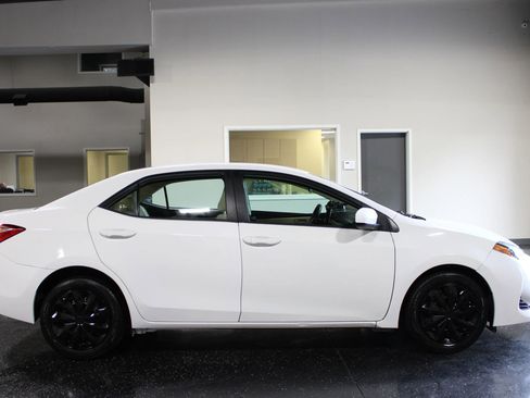 Used 2018 Toyota Corolla LE FWD image 2