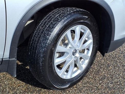 Used 2017 Nissan Rogue SV image 4