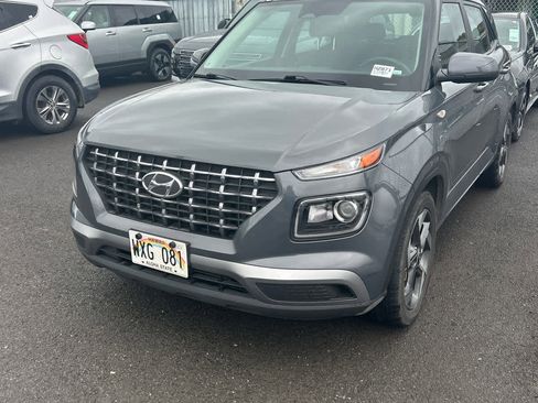 Used 2024 Hyundai Venue SEL image 3