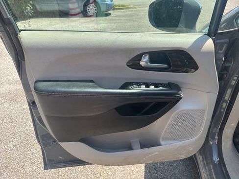 Used 2021 Chrysler Pacifica Limited AWD/4WD image 12