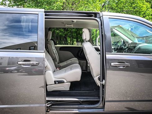 Used 2018 Dodge Grand Caravan SE w/ UConnect Hands-Free Group FWD image 16