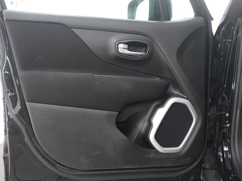 Used 2019 Jeep Renegade Latitude w/ Popular Equipment Group image 20