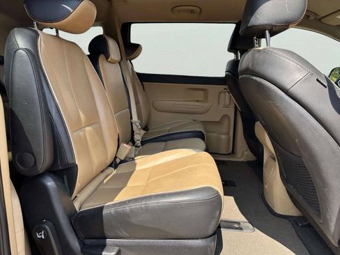Used 2017 Kia Sedona LX w/ LX Essentials Premium Package FWD image 16