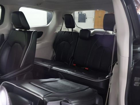 Used 2023 Chrysler Pacifica Limited FWD image 36