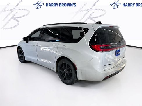 Used 2025 Chrysler Pacifica Limited image 2