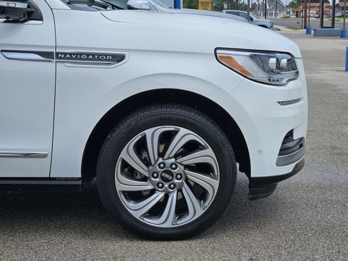 Used 2023 Lincoln Navigator Reserve AWD/4WD image 8