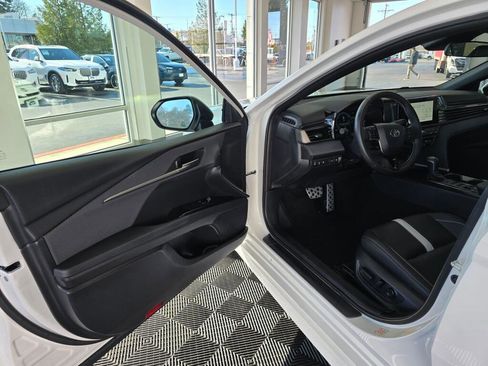 Used 2025 Toyota Camry SE image 18