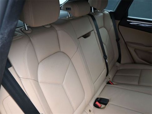 Used 2022 Porsche Macan image 37