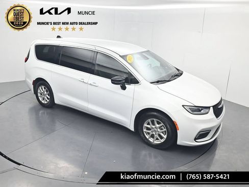 Used 2025 Chrysler Pacifica Select FWD image 41