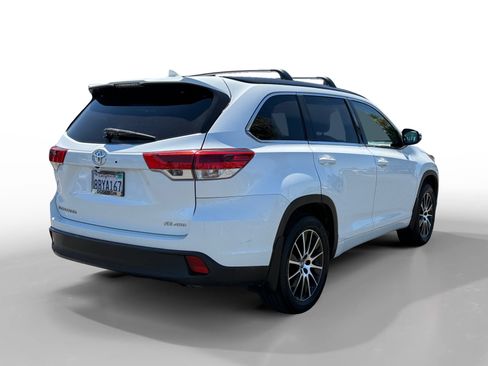Used 2018 Toyota Highlander SE w/ Carpet Mat Package (TMS) AWD/4WD image 5
