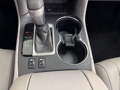 Used 2017 Toyota Highlander XLE FWD image 19