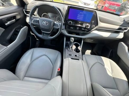 Used 2023 Toyota Highlander XLE FWD image 5