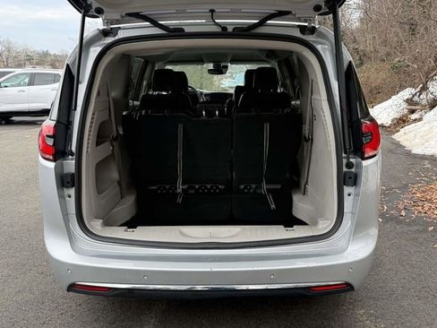 Used 2024 Chrysler Pacifica Touring-L FWD image 12