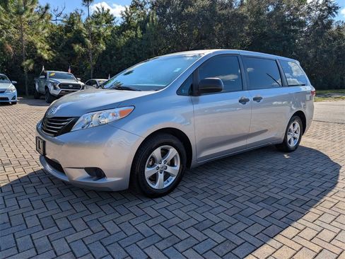Certified 2017 Toyota Sienna L image 3