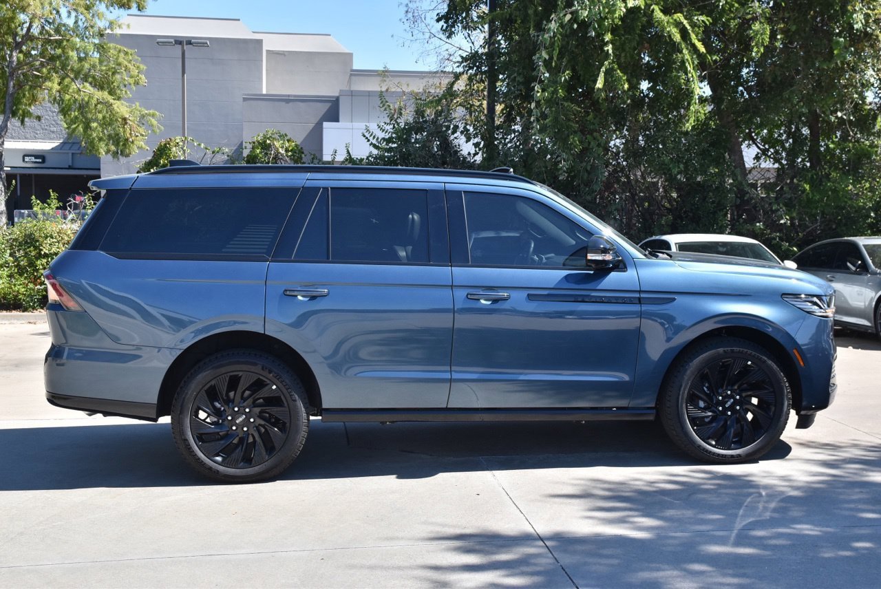 New 2027 Lincoln Navigator Reserve w/ Jet Appearance Package AWD/4WD image 5