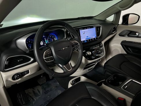 Used 2024 Chrysler Pacifica Touring-L image 12