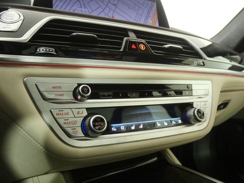 Used 2022 BMW 740i w/ M Sport Package image 25