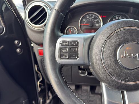 Used 2015 Jeep Wrangler Unlimited Rubicon image 15