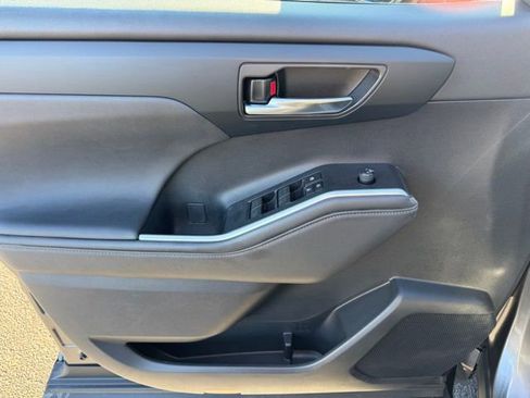 Used 2023 Toyota Highlander XLE image 15